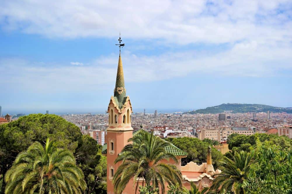 Ein Blick auf die Stadt Barcelona von einem ihrer atemberaubenden Hügel aus, der beeindruckende Barcelona-Sehenswürdigkeiten bietet.