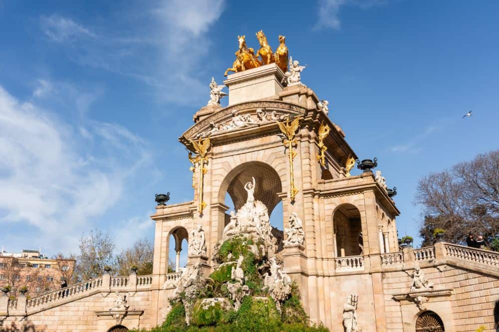 Ein reich verzierter Brunnen in einem Park in Barcelona, eine der sehenswürdigkeiten der Stadt.